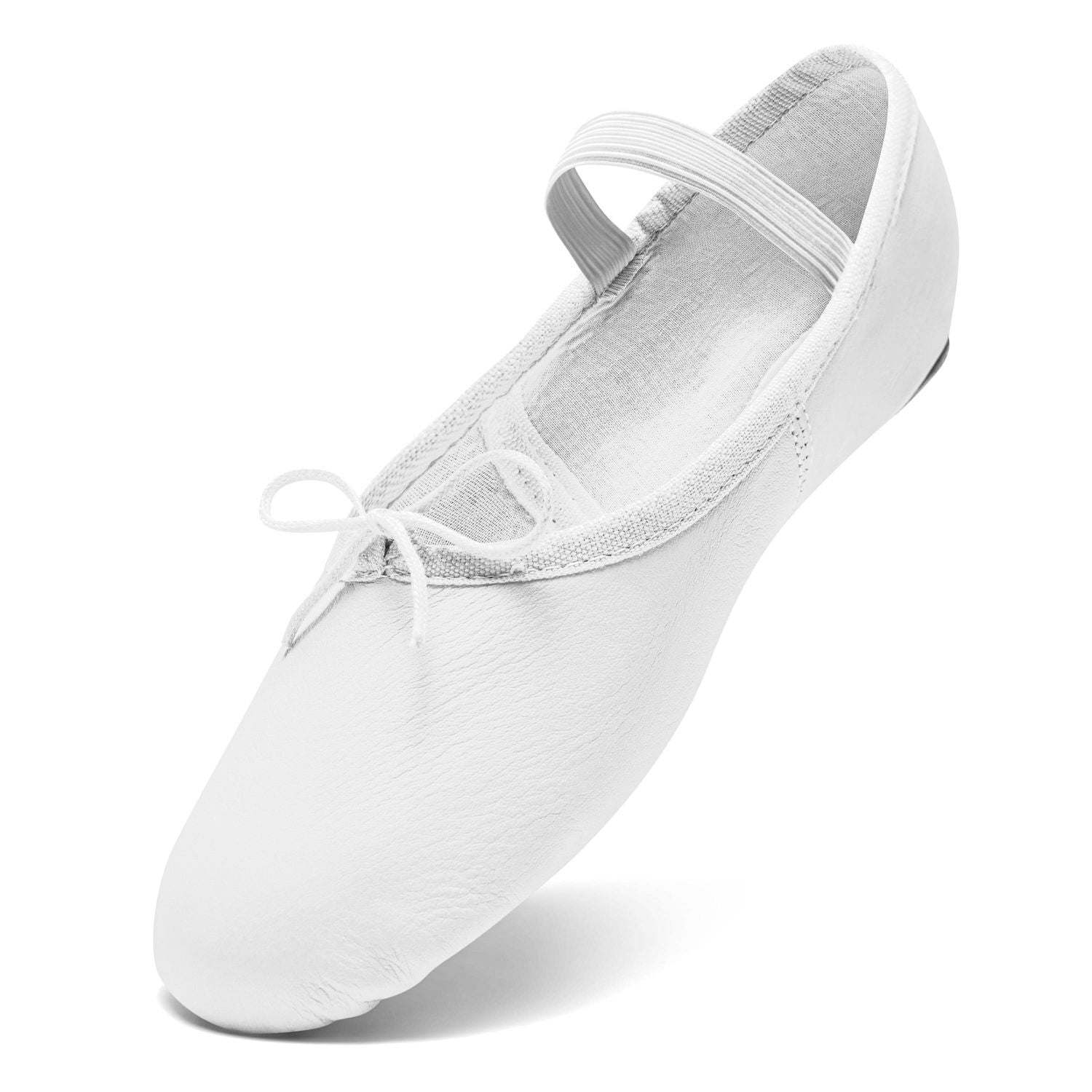 Rumpf 1001 Ballettschläppchen Leder in Weiss, mit Riemen und Schleife an der Spitze, isoliert auf weißem Hintergrund.
